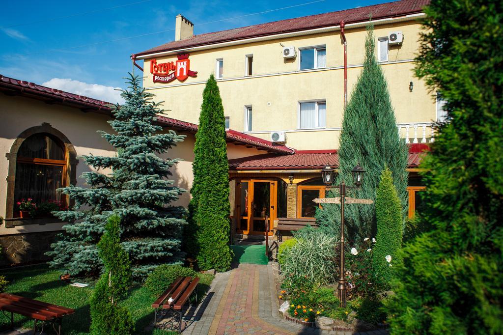 Hotel Stanislavskiy Dvir Ivano-Frankivsk Exterior foto